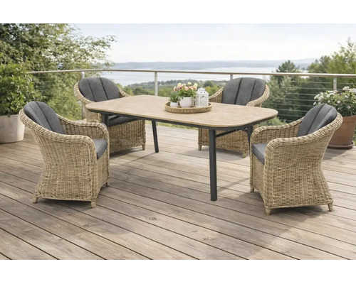 Salon de jardin comprenant une table à manger rectangulaire et quatre fauteuils en résine tressée avec coussins gris sur une terrasse en bois.