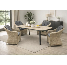 Ensemble de salle à manger avec table rectangulaire aspect bois et quatre fauteuils en rotin avec coussins gris dans une pièce lumineuse.