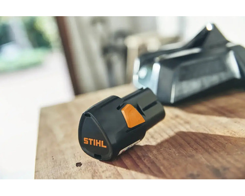Stihl Lithium-Ionen-Akku AS 2 für das AS-System auf einer Holzoberfläche.
