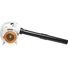 Souffleur de feuilles STIHL blanc et orange en plastique avec long tube de soufflage noir et STIHL Logo pour l'entretien du jardin.