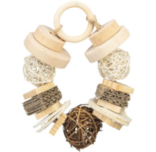 Hängespielzeug für Vögel und Kleintiere aus Naturmaterialien wie Holz, Pappe und Weidengeflecht.