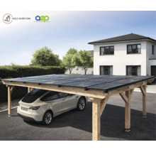 Holz-Carport mit integrierten Solarmodulen auf dem Dach, darunter ein geparktes Auto, vor einem modernen weissen Haus und grünen Bäumen.