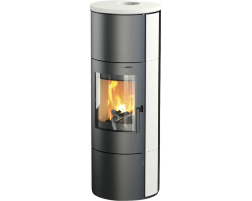 Poêle à bois cylindrique avec corps en acier anthracite, revêtement en pierre claire sur le dessus et le côté, et bûches brûlantes derrière la vitre.