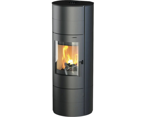 Poêle à bois cylindrique moderne en acier noir avec une grande vitre et un feu de bois allumé.