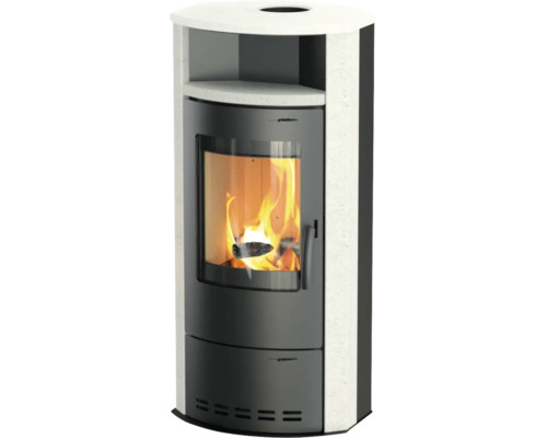 Poêle à bois moderne avec revêtement en pierre, compartiment chauffe-plat et grande vitre avec feu.