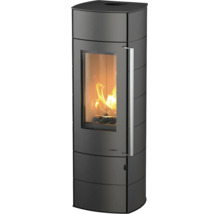 Kaminofen in Schwarz mit Sichtscheibe, brennendem Holzfeuer und langem vertikalem Griff.