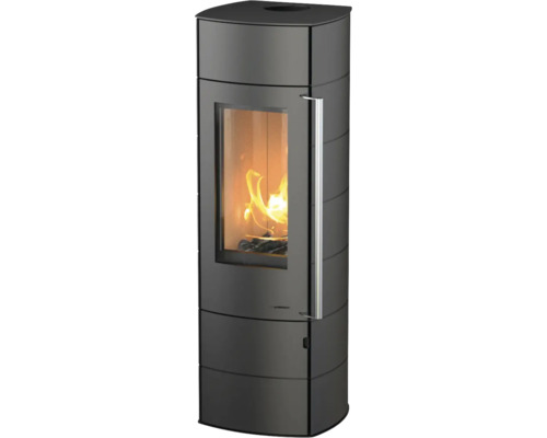 Kaminofen in Schwarz mit Sichtscheibe, brennendem Holzfeuer und langem vertikalem Griff.