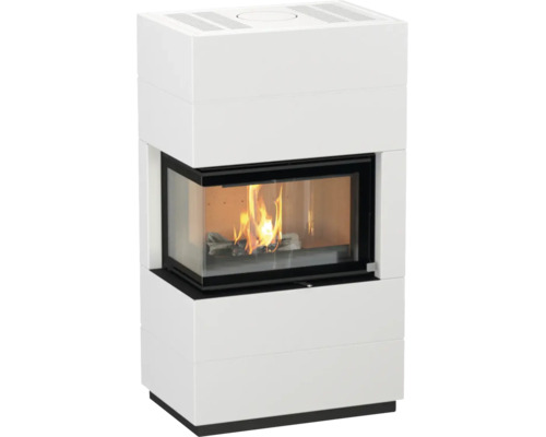 Moderner Eckkamin mit brennendem Holzfeuer und Sichtscheibe über Eck