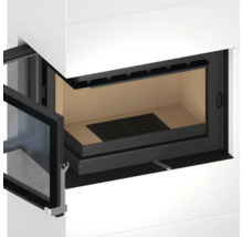 Eck-Kamineinsatz mit geöffneter Glastür, weisser Verkleidung, Brennraum mit Schamotteauskleidung und schwarzem Bodenrost.