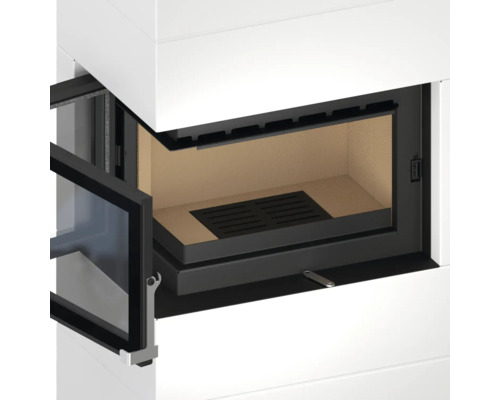 Eck-Kamineinsatz mit geöffneter Glastür, weisser Verkleidung, Brennraum mit Schamotteauskleidung und schwarzem Bodenrost.