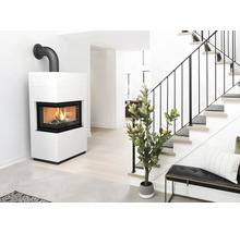 Weisser Eckkamin mit brennendem Feuer und schwarzem Rauchrohr in einem hellen, modernen Wohnraum neben der Treppe.