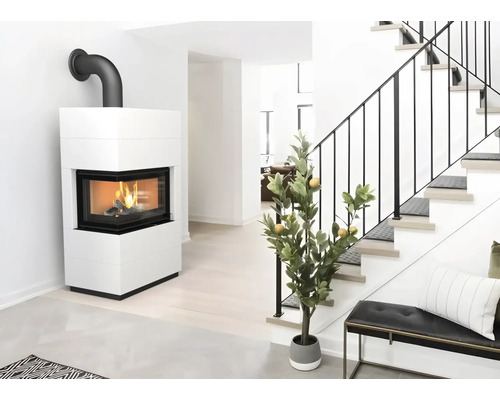 Weisser Eckkamin mit brennendem Feuer und schwarzem Rauchrohr in einem hellen, modernen Wohnraum neben der Treppe.
