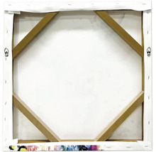 Revers d'un tableau sur toile avec châssis en bois et attaches métalliques.