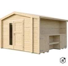 Abri de jardin en bois naturel avec double porte, fenêtre et annexe latérale comprenant des étagères et des armoires. (Image AI modified or generated)