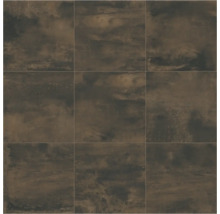 Quadratische braune Feinsteinzeugfliesen in Metalloptik mit oxidierter Oberfläche für Wand und Boden.