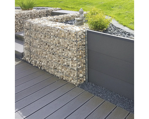 Moderne Gartengestaltung mit Gabionenwand aus Natursteinen, Sichtschutzzaun und Terrassendielen.