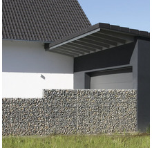 Gabion moderne avec remplissage de pierres devant une façade de maison avec garage, conçu de manière claire et structurée.