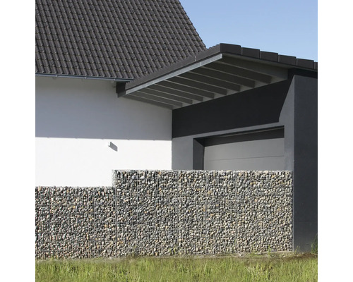 Gabion moderne avec remplissage de pierres devant une façade de maison avec garage, conçu de manière claire et structurée.