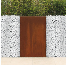 Gabion avec des pierres claires et un élément de brise-vue en acier Corten devant une haie.