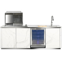 Aussenküche mit integriertem Grill, Kühlschrank mit Glastür, Spülbecken und Fronten in Marmor-Optik.