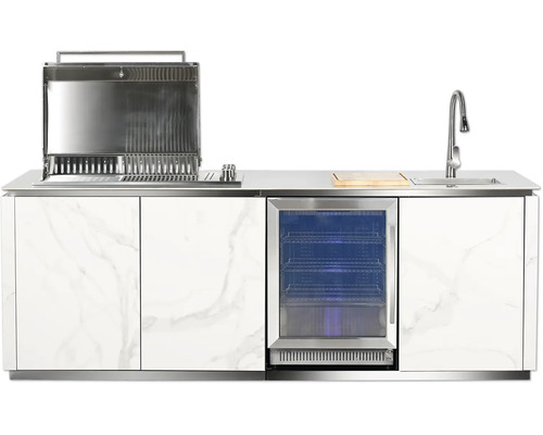 Aussenküche mit integriertem Grill, Kühlschrank mit Glastür, Spülbecken und Fronten in Marmor-Optik.