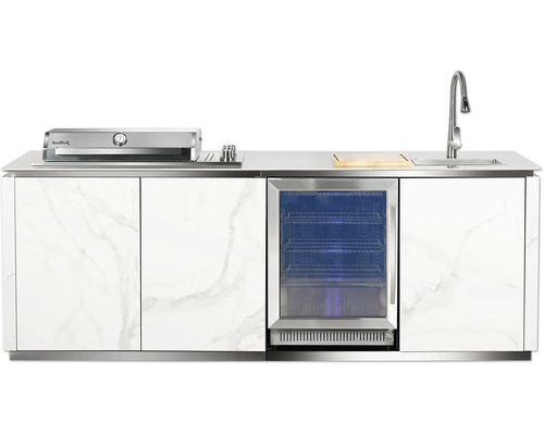 Cuisine extérieure moderne avec barbecue à gaz intégré, évier en acier inoxydable et réfrigérateur encastré. Façades aspect marbre.