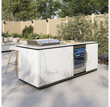 Moderne Aussenküche in Marmoroptik mit integriertem Grill, Spüle und Getränkekühlschrank auf einer hellen, organisierten Terrasse.