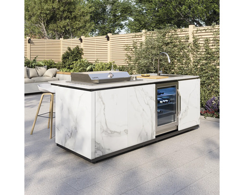 Moderne Aussenküche in Marmoroptik mit integriertem Grill, Spüle und Getränkekühlschrank auf einer hellen, organisierten Terrasse.