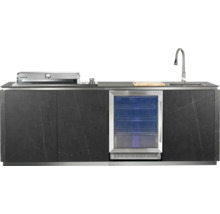 Moderne Außenküche in Steinoptik mit integriertem Gasgrill, Kühlschrank mit Glastür und Spülbecken mit Hochbogen-Armatur.