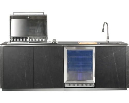 Außenküche mit integriertem Gasgrill, Getränkekühlschrank, Spülbecken mit Wasserhahn und dunklen Schränken in Marmoroptik.