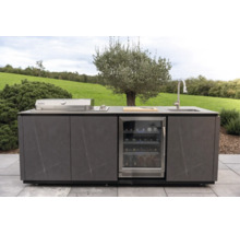 Moderne Aussenküche mit eingebautem Gasgrill, Weinkühlschrank und Spülbecken. Dunkelgraue Fronten in Steinoptik auf einer Terrasse.