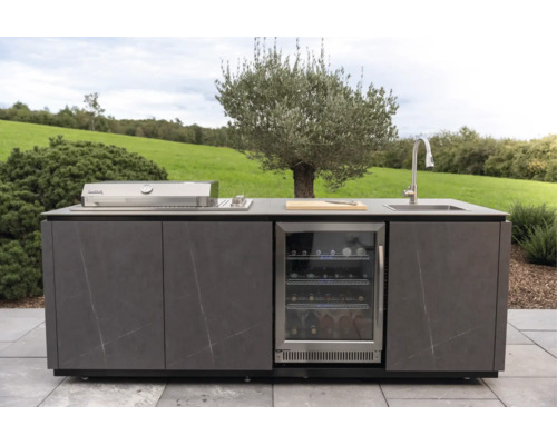 Moderne Aussenküche mit eingebautem Gasgrill, Weinkühlschrank und Spülbecken. Dunkelgraue Fronten in Steinoptik auf einer Terrasse.