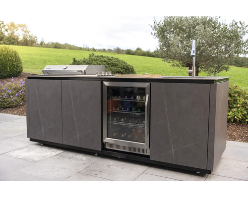 Moderne Außenküche mit integriertem Gasgrill, Getränkekühlschrank und Spülbecken, dunkle Fronten in Steinoptik auf einer Terrasse.