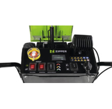 Bedienpult eines Zipper Minidumpers mit Zipper Logo, Schaltern für Licht, Geschwindigkeit und Kippfunktion, Zündschlüssel und Batteriestandsanzeige.