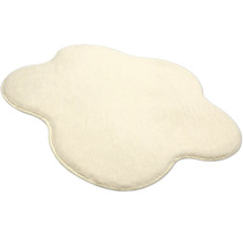 Weicher, flauschiger Teppich in unregelmässiger Form, cremeweiss.