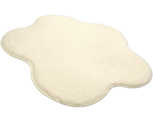 Weicher, flauschiger Teppich in unregelmässiger Form, cremeweiss.