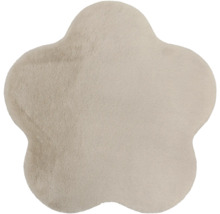 Beigefarbener Teppich in Blumenform aus weichem Kunstfell.