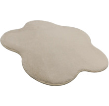 Cremefarbener Kunstfell-Teppich in unregelmässiger Form mit weichem Flor.