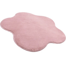 Tapis rose en fausse fourrure de forme irrégulière en nuage, doux et duveteux.