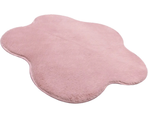 Tapis rose en fausse fourrure de forme irrégulière en nuage, doux et duveteux.