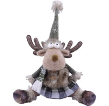 Sitzende Weihnachtsdekoration aus Plüsch in Form eines Rentiers mit spitzem Hut, Schal und kariertem Rock.