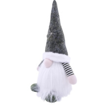 Weihnachts-Wichtel mit grauer Filzmütze, weißem Bart, rosa Nase und schwarz-weiss gestreiften Armen.