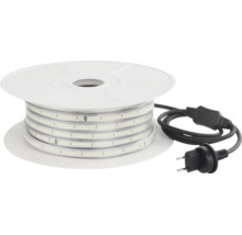Ruban LED sur une bobine en plastique avec fiche secteur et câble de raccordement.