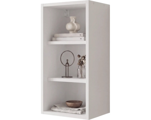 Weißes, offenes Wandregal mit drei Fächern, dekoriert mit einer Vase, Büchern, einer Skulptur, Trockenblumen und einer Holzschale.