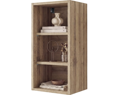 Modernes Hängeregal in Holzoptik mit drei Fächern, dekoriert mit einer Vase, Büchern und einer Skulptur.