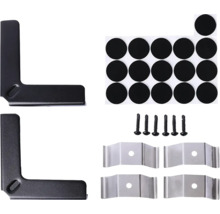 Montageset mit zwei schwarzen Winkeln, sechs schwarzen Schrauben, vier silbernen Montageclips und sechzehn schwarzen runden Klebepads.