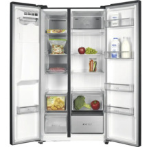 Side-by-Side Kühlschrank mit offenen Türen, gefüllt mit Lebensmitteln, verschiedenen Fächern und Schubladen.