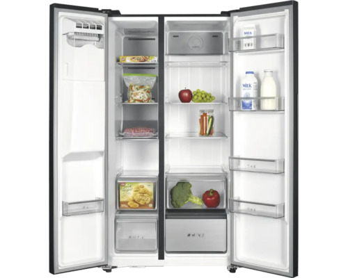 Side-by-Side Kühlschrank mit offenen Türen, gefüllt mit Lebensmitteln, verschiedenen Fächern und Schubladen.
