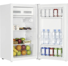 Kleiner freistehender Kühlschrank in Weiß, geöffnet und befüllt mit Getränken, Obst und Snacks, inklusive kleinem Eisfach.