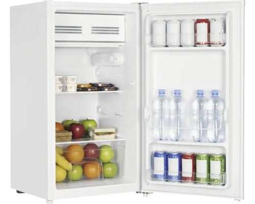 Kleiner freistehender Kühlschrank in Weiß, geöffnet und befüllt mit Getränken, Obst und Snacks, inklusive kleinem Eisfach.